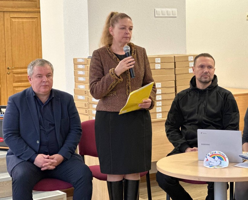 Учителям столичних шкіл передано 2 тис. хромбуків