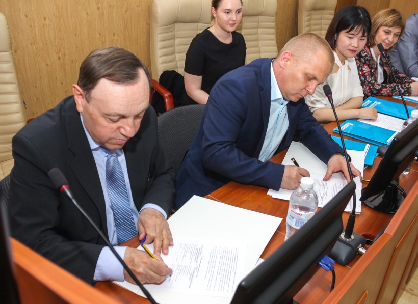 На базі ХНУ створили лабораторію технології та моди, де студенти працюватимуть на сучасному швейному обладнанні