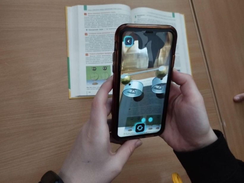 Українські учні тестують навчання за допомогою віртуальної та доповненої реальностей