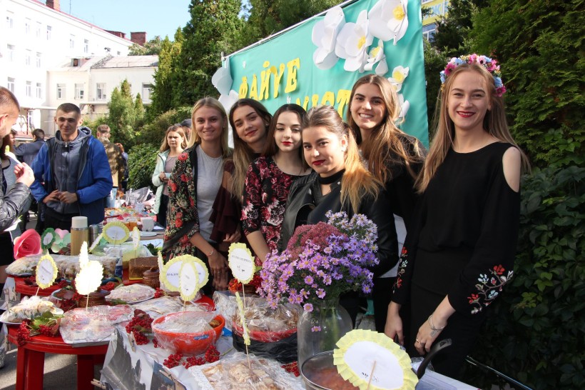 Студенти УМСФ разом з учнями дніпровських ліцеїв провели благодійну акцію “Студентський ярмарок”