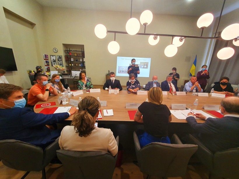 У КНУ розробили мобільний додаток – там є електронні кабінети студентів і викладачів, бібліотека та багато іншого
