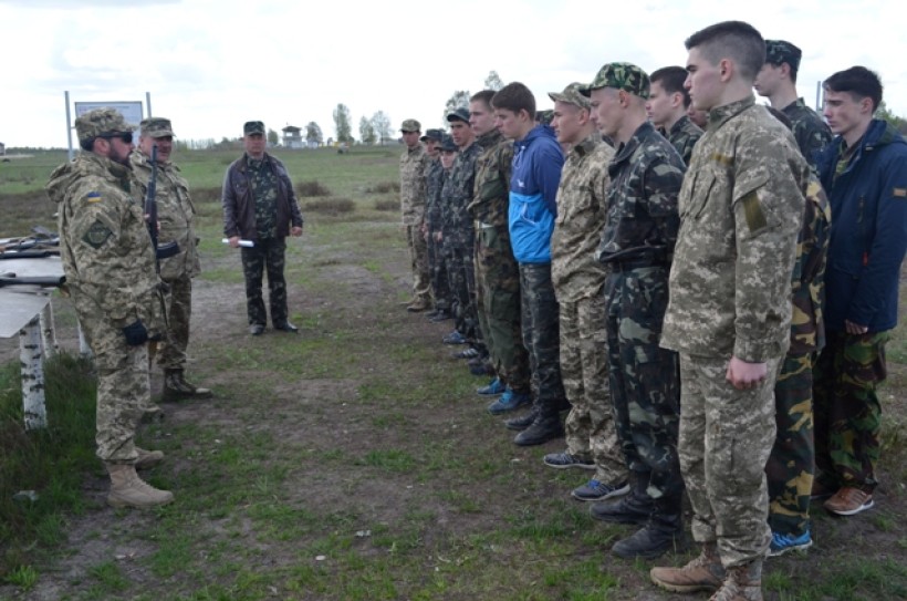 Школярів Рівненщини вчать стріляти на полігоні