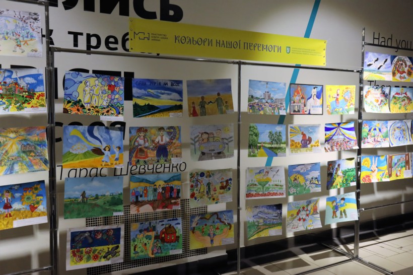 У приміщенні Міністерства освіти і науки відкрили виставку «Кольори нашої Перемоги»