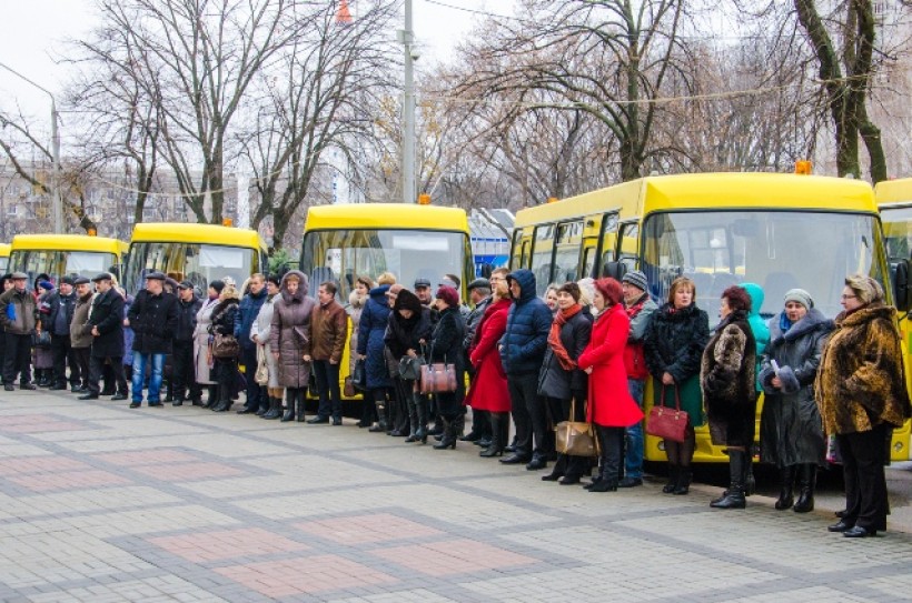 Школярі Дніпропетровщини отримали 35 нових шкільних автобусів