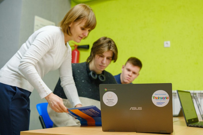 500 laptops delivered to Ukrainian schools through the Device Coalition