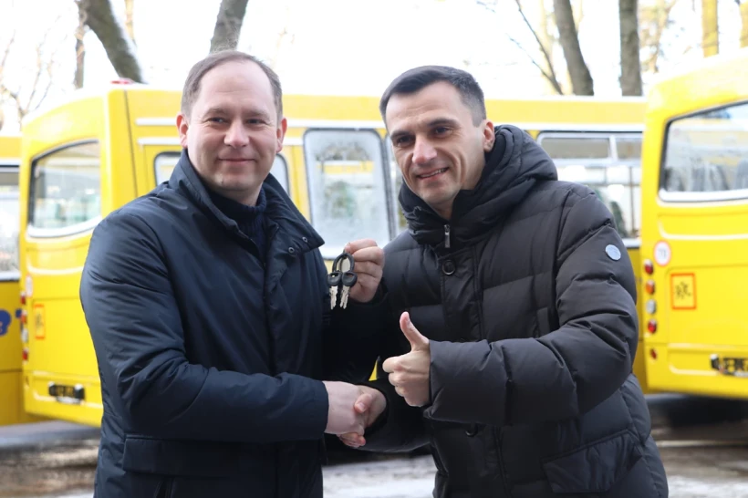 Сім громад Львівщини отримали шкільні автобуси