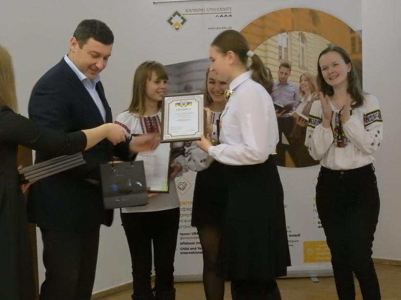 На базі УБС визначили переможців Всеукраїнського турніру з фінансової грамотності, учасниками якого стали 10 шкільних команд