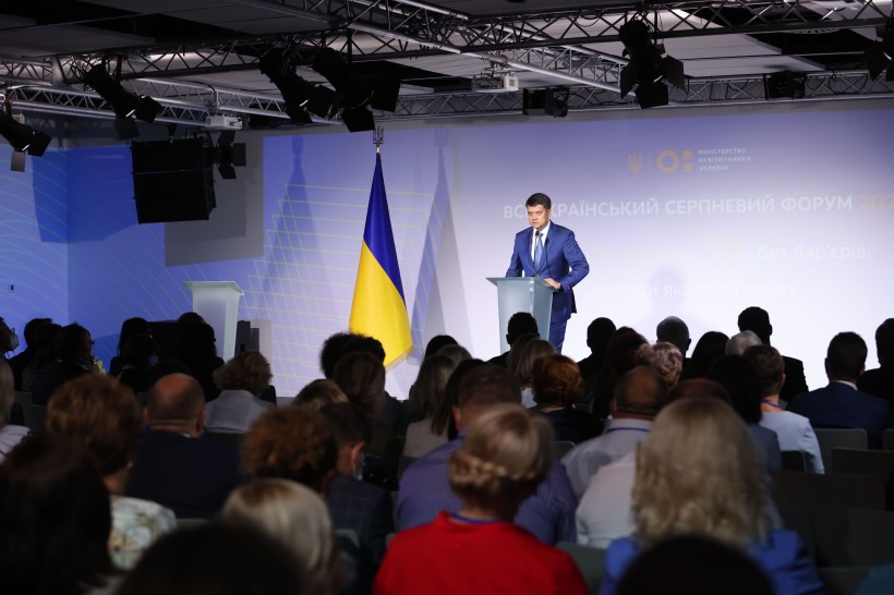 При реформуванні сфери освіти важливий діалог та зворотний зв’язок від освітян, – Голова Верховної Ради Дмитро Разумков