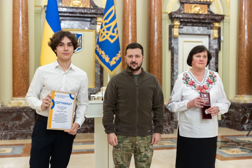 Про сумлінну роботу українських освітян сьогодні свідчать не лише здобутки їхніх учнів на олімпіадах, а й перемоги на фронті, – Володимир Зеленський