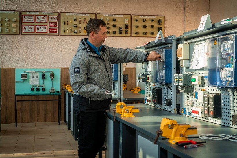 Після втрати руки ветеран здобув професійну освіту та вже працює електромонтером