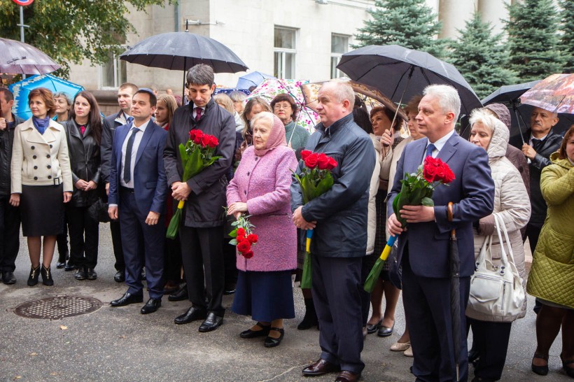 У Кропивницькому відкрили меморіальну дошку Василю Сухомлинському