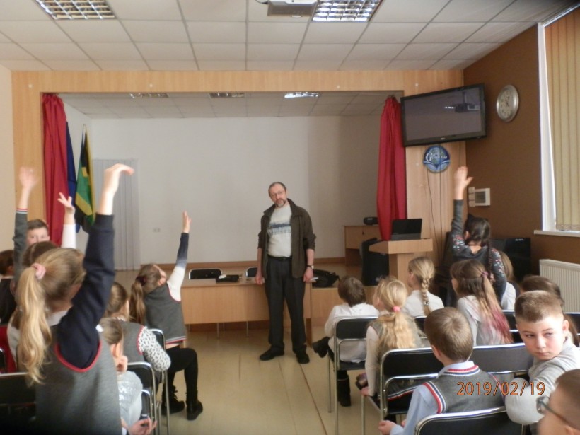 30 шкіл у 9 містах – учасники українських антарктичних експедицій зустрілися з усіма переможцями конкурсу «Запроси полярника до себе!»