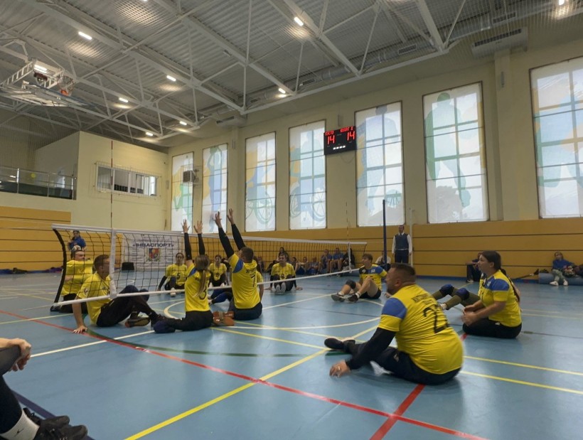 На турнірі з волейболу сидячи студенти Поліського університету у складі збірної Житомирщини здобули перемогу
