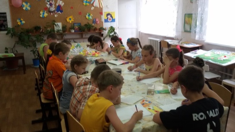 Вихованці дитячих таборів Дніпропетровщини передали бійцям АТО понад 200 малюнків і оберегів