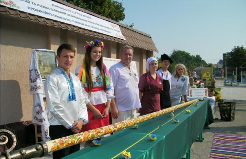 Новий рекорд профтехосвіти Дніпропетровщини - найбільший рогач в Україні, розписаний петриківським розписом