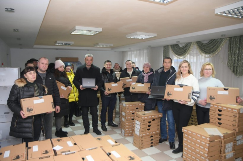 Digital devices for teachers: 50 thousand ukrainian educators received chromebooks