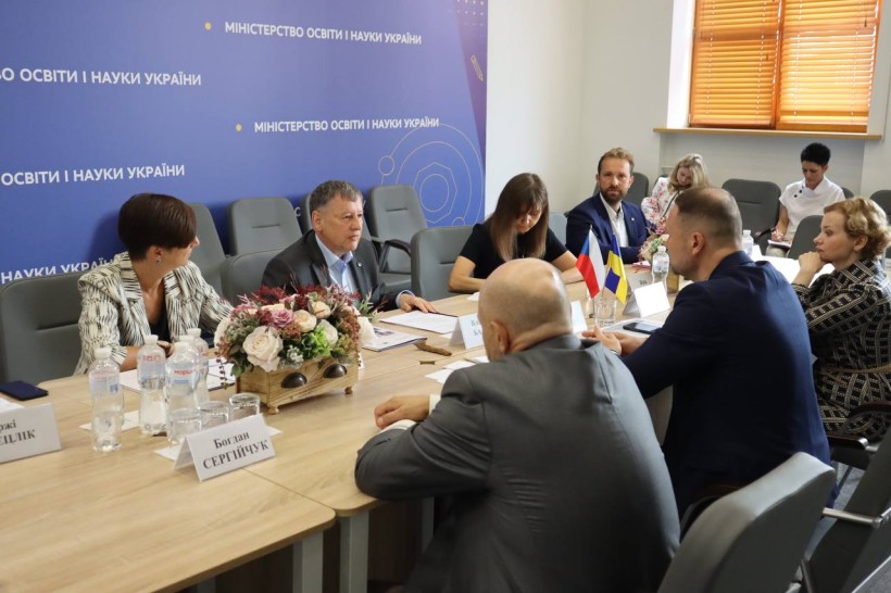 Міністри освіти і науки України та Чехії обговорили залучення українських дітей за кордоном до навчання