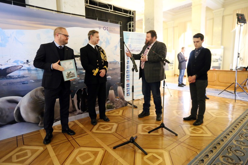 Перша антарктична виставка «переїхала» у Верховну Раду — її відкрили в 24-ту річницю передачі Україні станції «Академік Вернадський»
