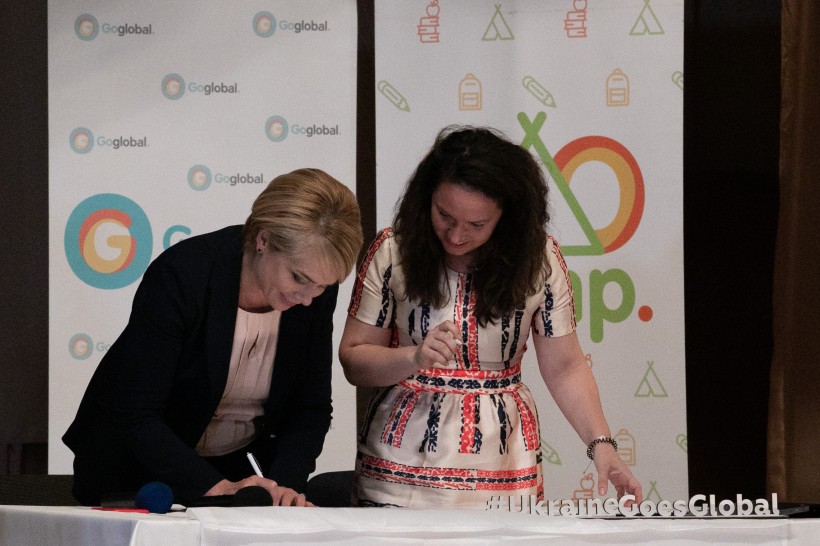 Пришкільні мовні табори, волонтерство та зростання для вчителів – МОН та Global Office після 4 років спільної роботи підписали меморандум про співпрацю