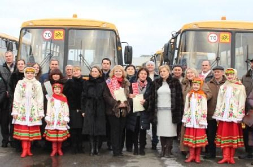 На Київщині урочисто передали шкільні автобуси