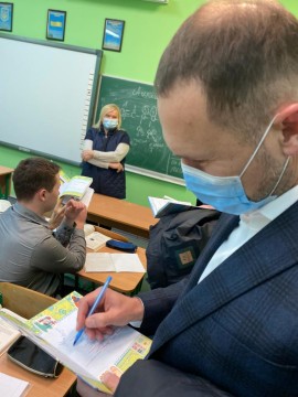 Очільник МОН Сергій Шкарлет ознайомився з організацією безпечного навчання у школі № 329 Дарницького району Києва
