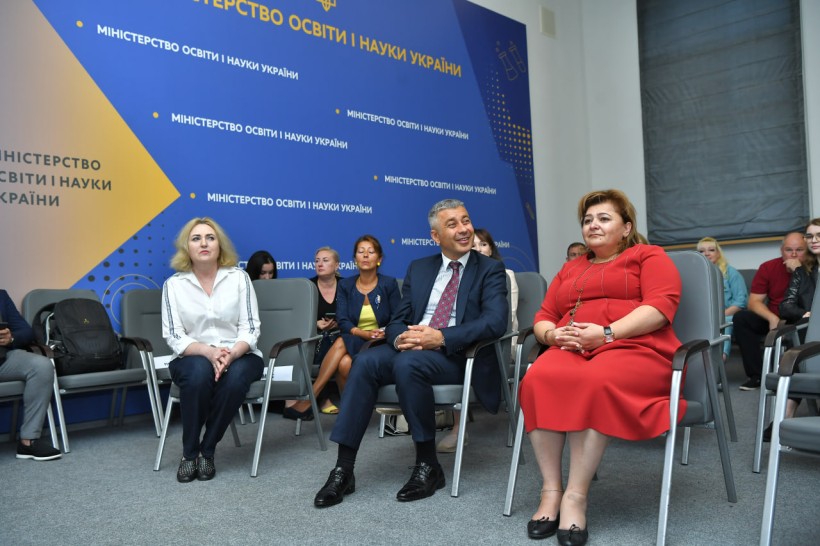 Понад 1000 девайсів для українських школярів: відбулася зустріч із представниками Республіки Вірменія