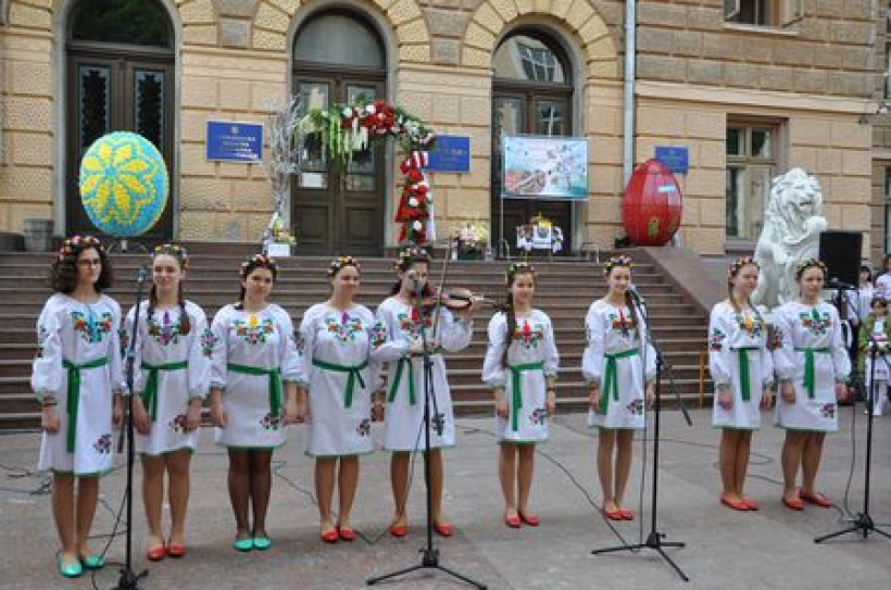 49 писанкових дерев школярі презентували на фестивалі-конкурсі «Розквітай, писанко!» у Чернівцях