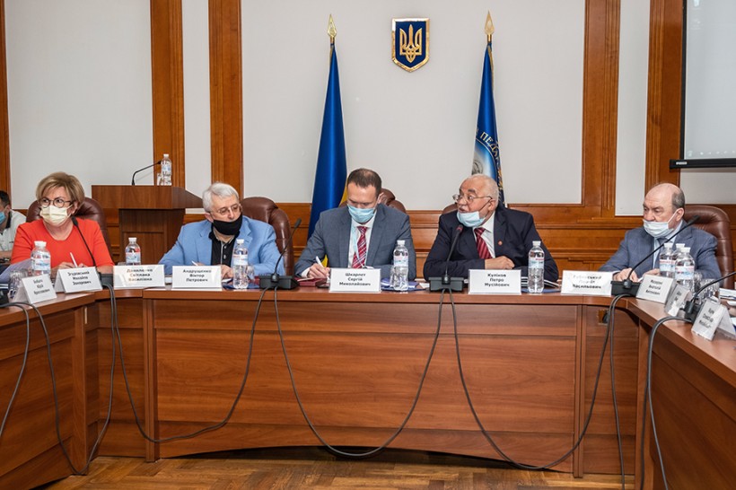 МОН: Сергій Шкарлет зустрівся з ректорами провідних вишів
