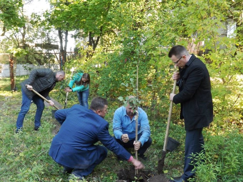 Студенти і викладачі ЖНАЕУ висадили фруктовий сад біля дитячого відділення лікарні
