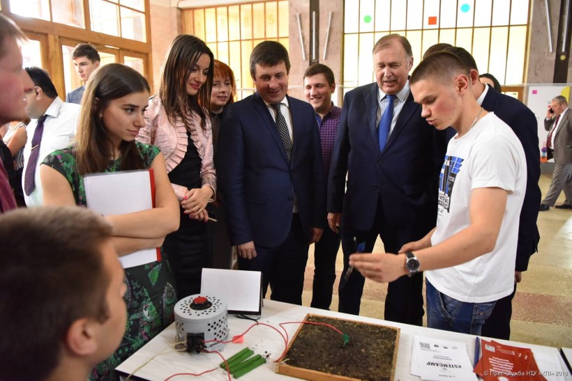 Як приготувати сонцезахисний крем або створити блискавку: вчені ХПІ провели науковий фестиваль для школярів та студентів