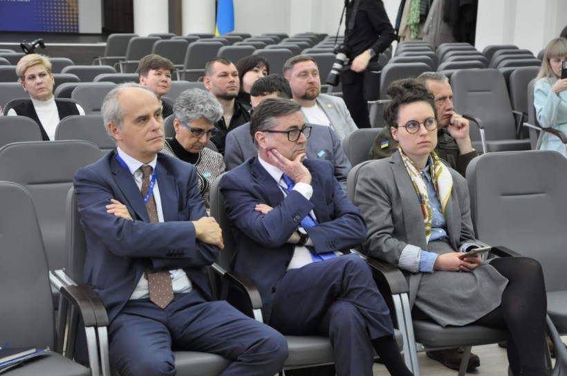 За підтримки ЄС та Республіки Корея ЮНІСЕФ передав українським школярам 10 тис. планшетів і ноутбуків