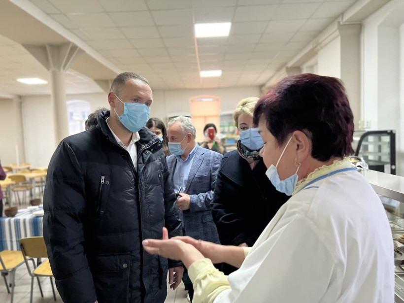 На Івано-Франківщині Сергій Шкарлет передав 12 шкільних автобусів для закладів освіти територіальних громад
