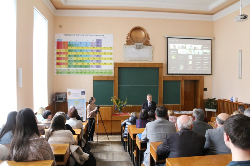 У Львівському національному університеті імені Івана Франка дискутували про сучасні тенденції навчання хімії