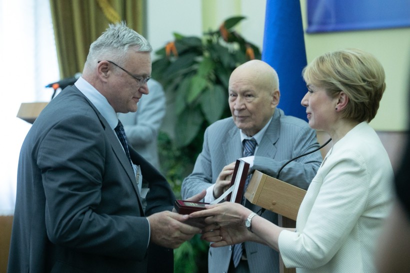 Кращі науковці отримали Держпремії та премії Президента – один з колективів передасть кошти для втілення мрії травмованого на Донбасі  медика