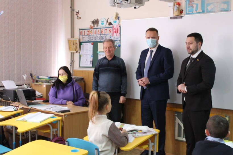 Під час робочого візиту в заклади освіти Київської області Сергій Шкарлет відвідав Шкарівський опорний ліцей-гімназію