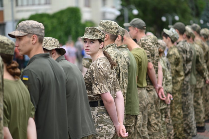 Найкращим знавцям дисципліни «Захист України» вручили обласні почесні відзнаки