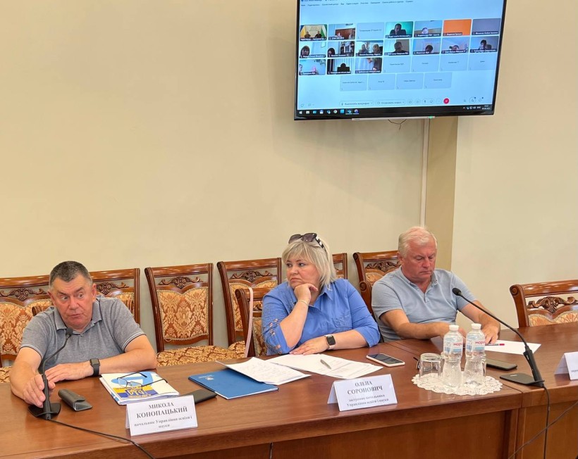 Сергій Шкарлет ознайомився зі станом готовності закладів освіти Чернігівщини до нового навчального року та взяв участь у відкритті лабораторії інновацій