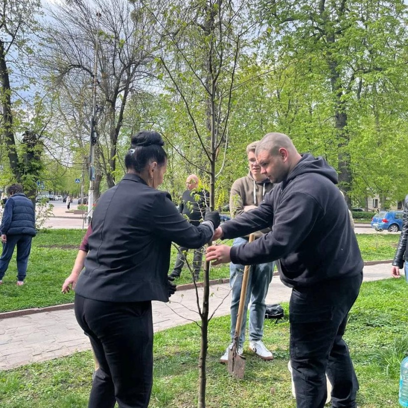 Алея пам’яті героїв: біля Поліського університету рідні загиблих захисників висадили дерева