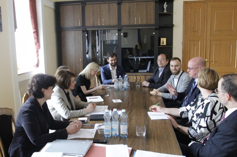 Liliya Hrynevych and representatives of American Councils for International Education discuss collaboration in a project to promote academic integrity in Ukraine
