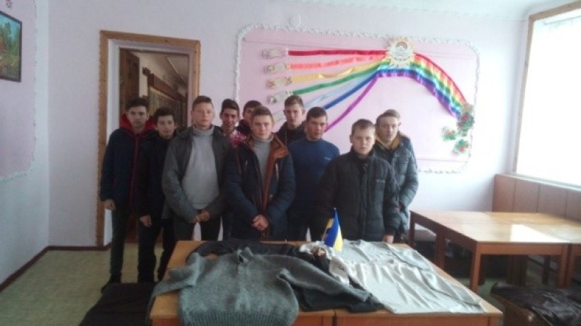 Учні ПТНЗ Хмельницької області долучились до акції «Подаруй тепло солдату»