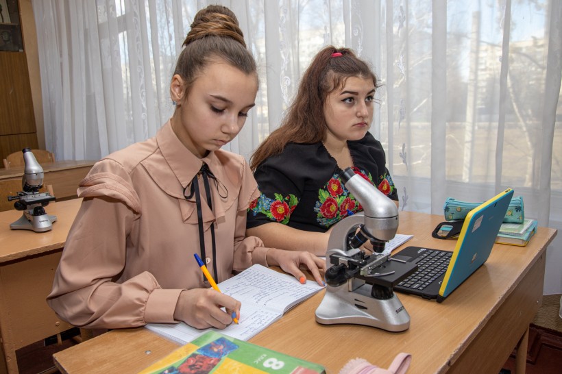 Майже 80 шкіл та ліцеїв Дніпропетровщини отримали сучасне обладнання для кабінетів та STEM-лабораторій