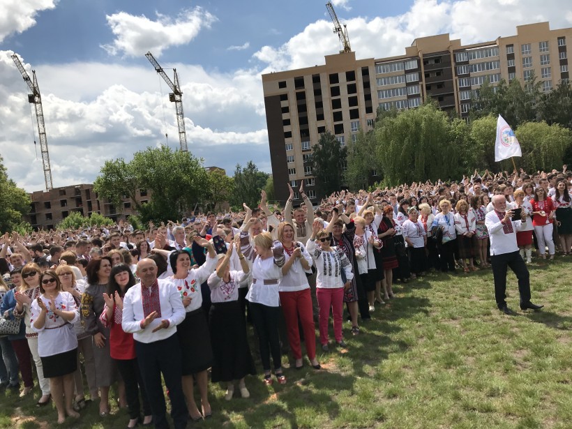 У Хмельницьку встановили рекорд з нагоди Дня вишиванки, в якому взяли участь близько 2 тис учасників