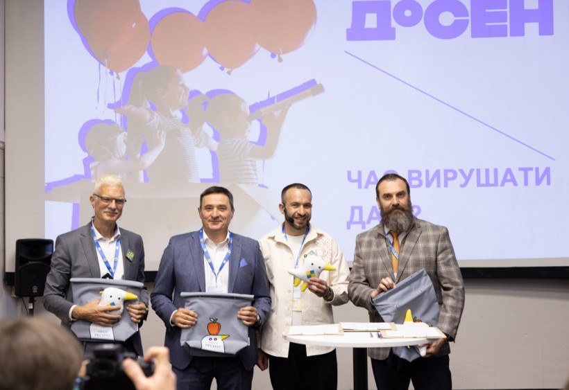 Учителі й учительки більше «інвестують» у розвиток соціально-емоційних навичок у 10-річних, ніж у 15-річних учнів і учениць