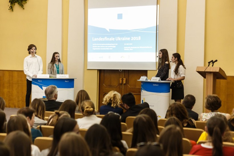 Школярі зі Львова та Києва представлятимуть Україну у фіналі конкурсу молодіжних дебатів