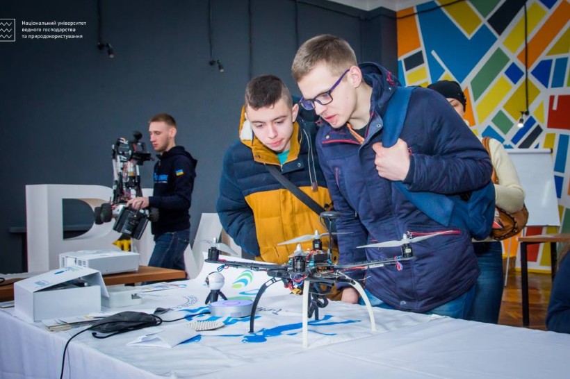 Студентам та школярам Рівного презентували сучасних українських роботів