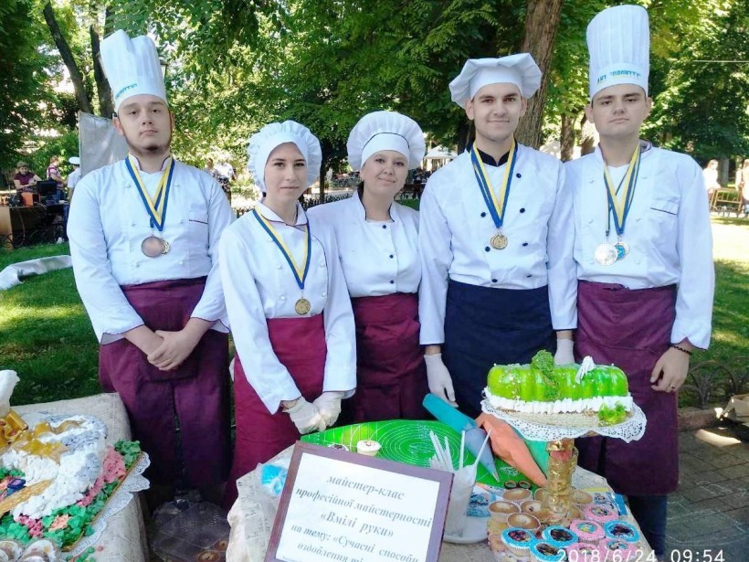 Учні ОВПУ провели майстер-класи з кулінарії та карвінгу з нагоди Дня молоді