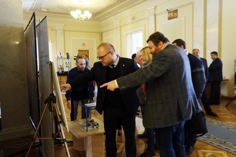 Перша антарктична виставка «переїхала» у Верховну Раду — її відкрили в 24-ту річницю передачі Україні станції «Академік Вернадський»