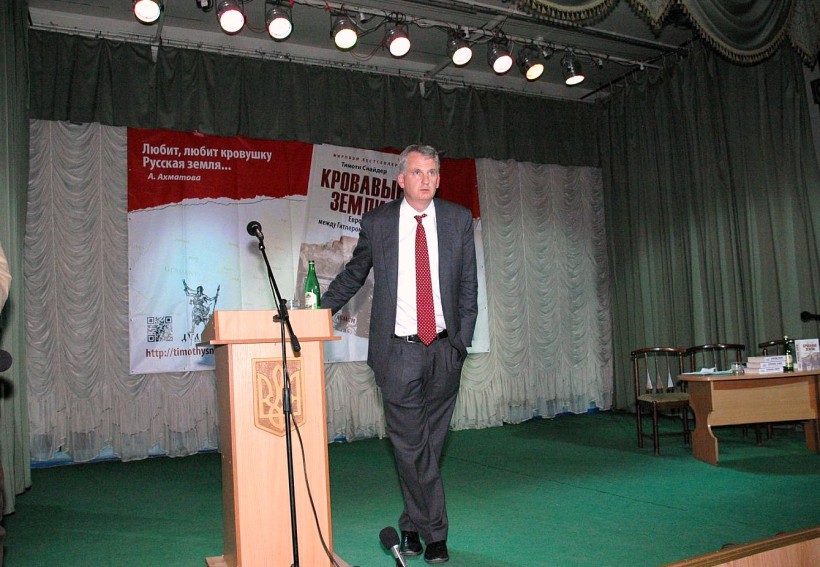 Тімоті Снайдер презентував книгу «Криваві землі: між Гітлером і Сталіним» в Україні та передав кілька тисяч примірників навчальним закладам