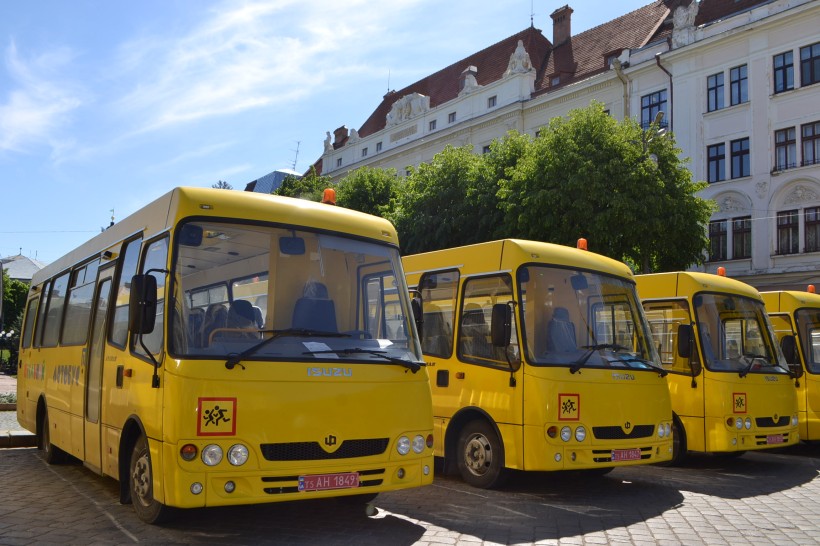 Для школярів Чернівецької області придбали 10 нових автобусів