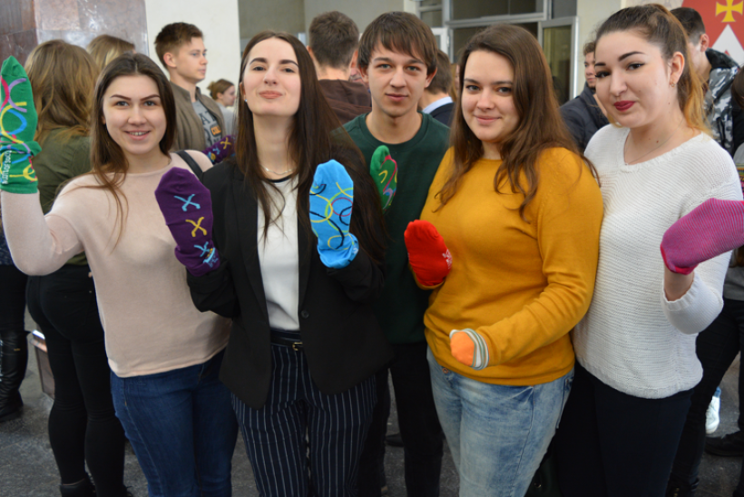 Студенти ЧНУ провели благодійний флешмоб для допомоги “сонячним дітям”